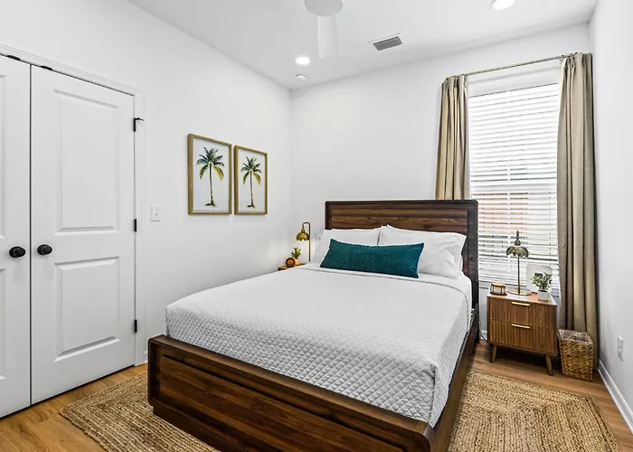 Heights House Upscale Retreat Close To Dwntwn & Holiday home